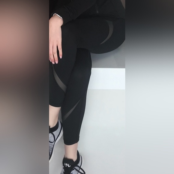 Lululemon High-Waisted Nulux Leggings w/ Mesh Detailing & Pockets - Black Size 4 - Picture 9 of 10